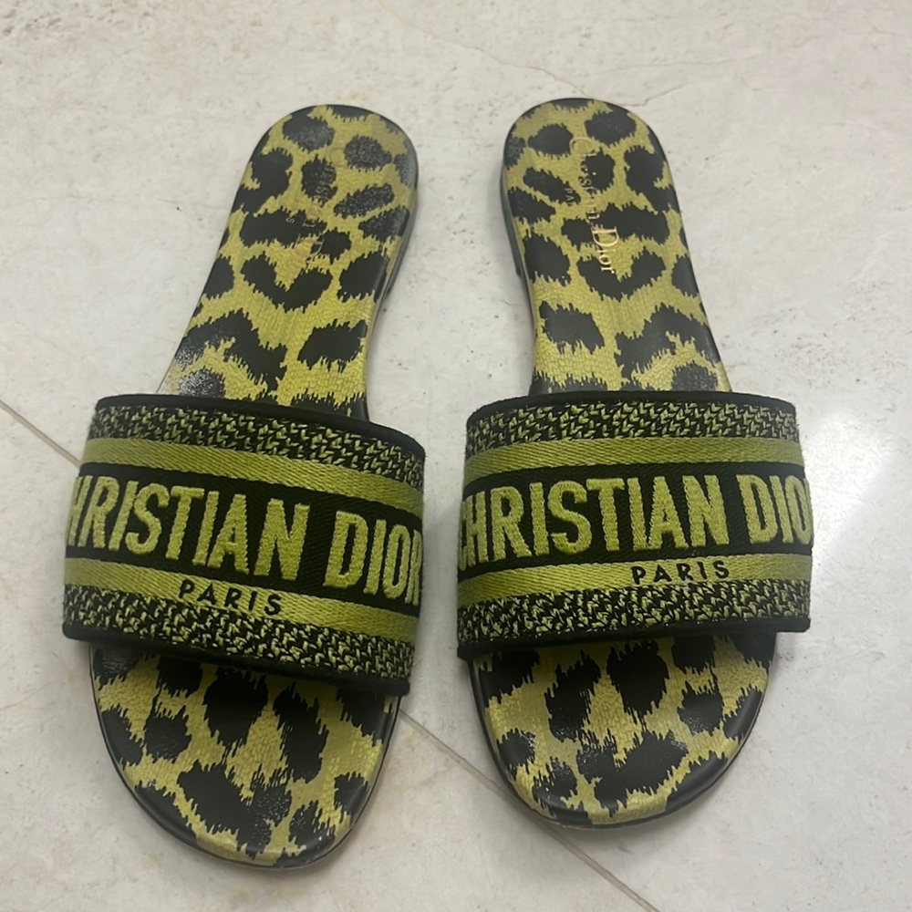 CHRISTIAN DIOR
Calfskin Canvas Embroidered Leopard Dway Sandals 40 Lime Pop